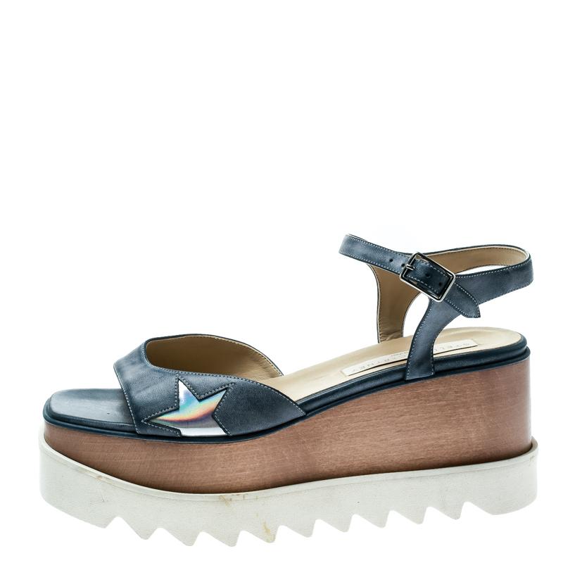 Feel great in your casual style with these Elyse Star sandals from Stella McCartney. They have a faux leather exterior with front strap beautified with star motifs and an ankle strap detailed with buckle fastenings. The pair is set on a sustainable