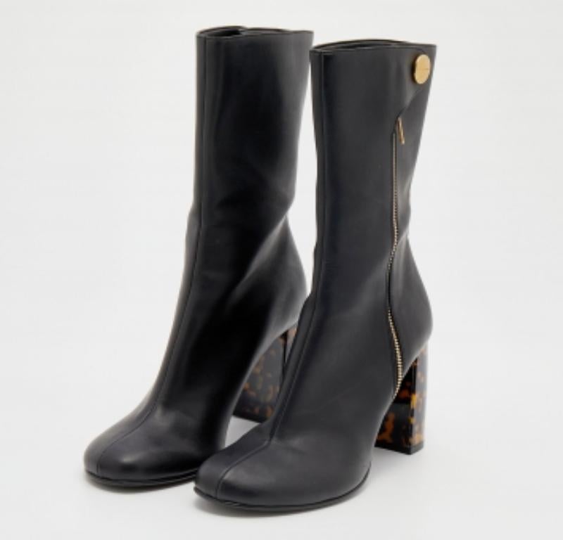 Dale a tu atuendo un toque opulento con estas botas de Stella McCartney. Elaborados con esmero en piel sintética, los tacones en bloque de color tortuga de este par son un elemento llamativo y están embellecidos con detalles dorados. El cierre de