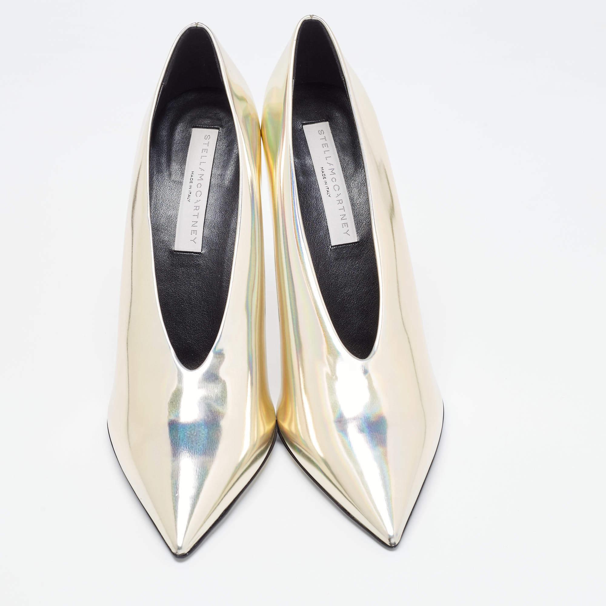Stella McCartney Bombas en punta con cuello en V de charol de imitación Talla 40.5 Beige en venta