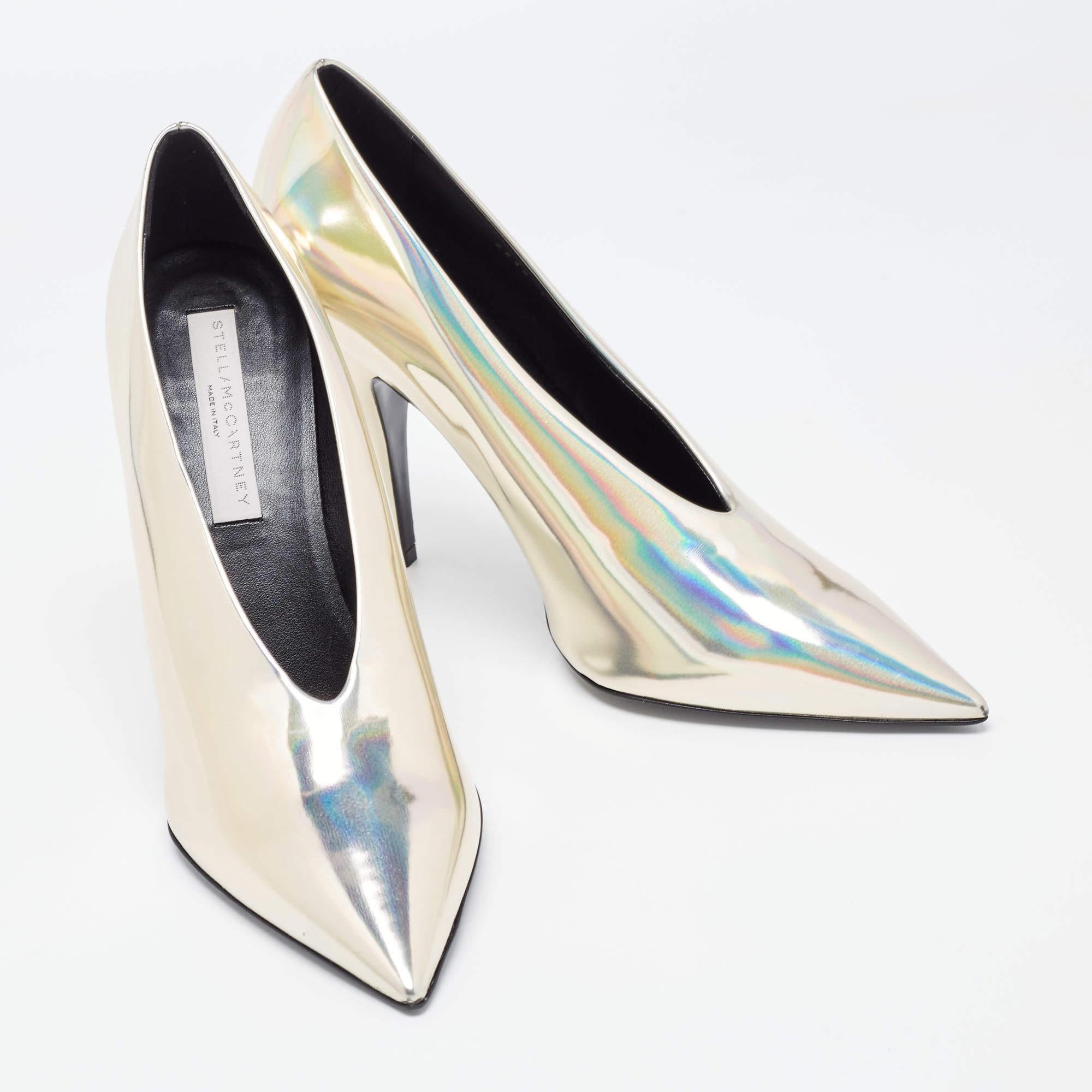 Stella McCartney Bombas en punta con cuello en V de charol de imitación Talla 40.5 en Excelente estado para la venta en Dubai, Al Qouz 2