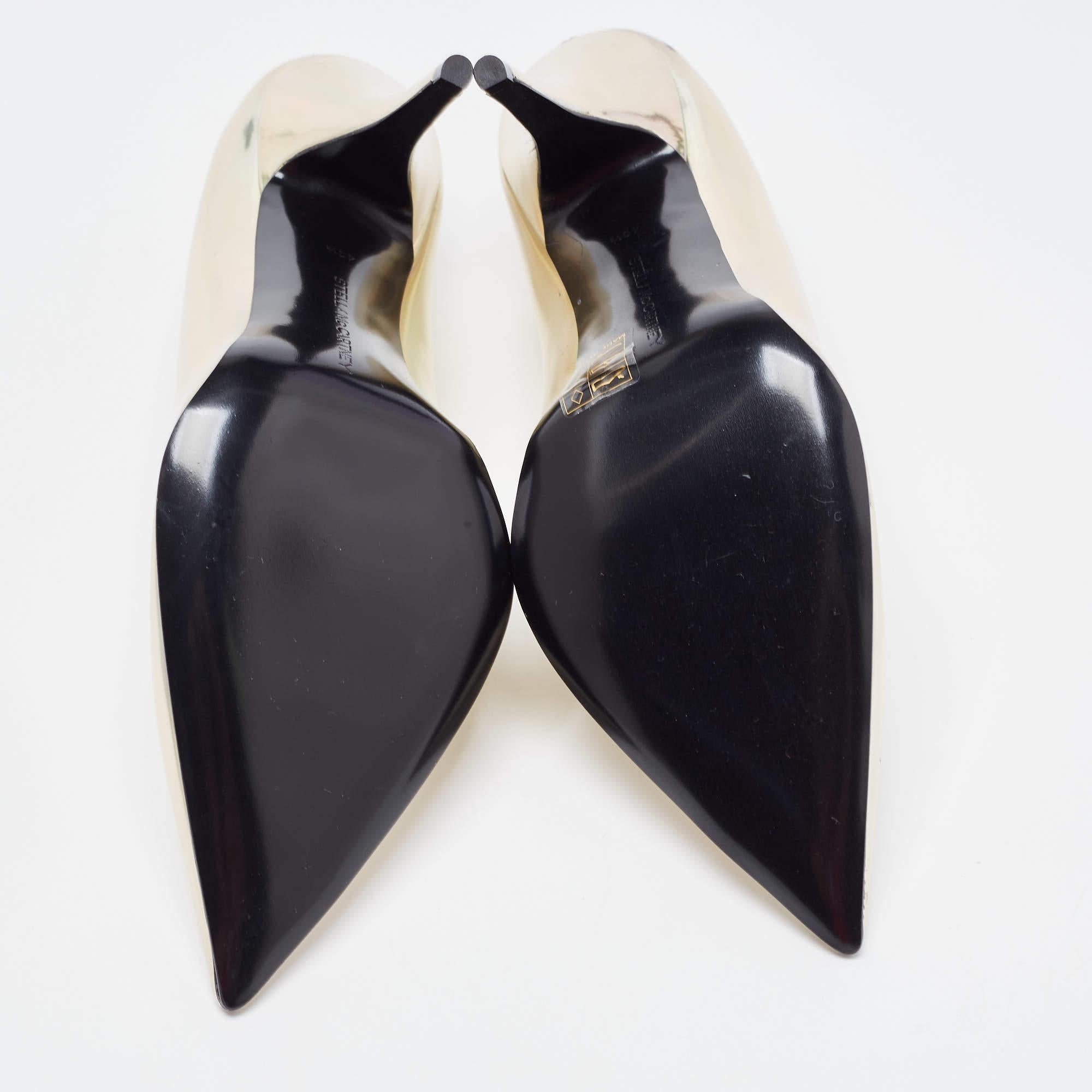 Stella McCartney Bombas en punta con cuello en V de charol de imitación Talla 40.5 en venta 1