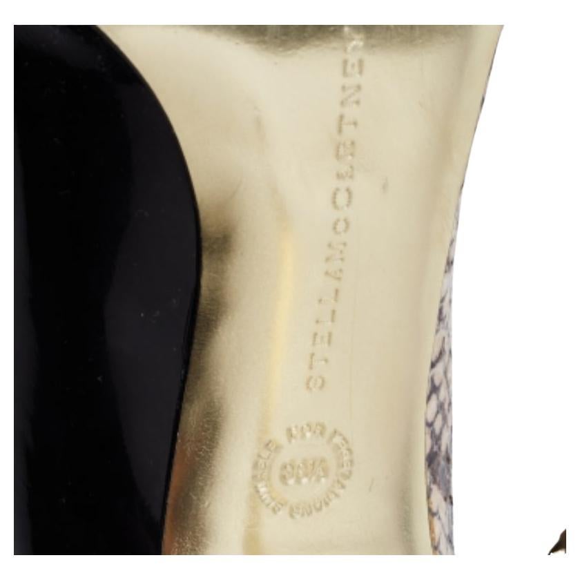 Dotée d'une élégante coupe d'Orsay, cette paire d'escarpins Stella McCartney encadrera vos pieds avec élégance. Elles sont magnifiquement créées en cuir gaufré serpent et en faux cuir verni, et ces chaussures sont attrayantes en tricolore. Les