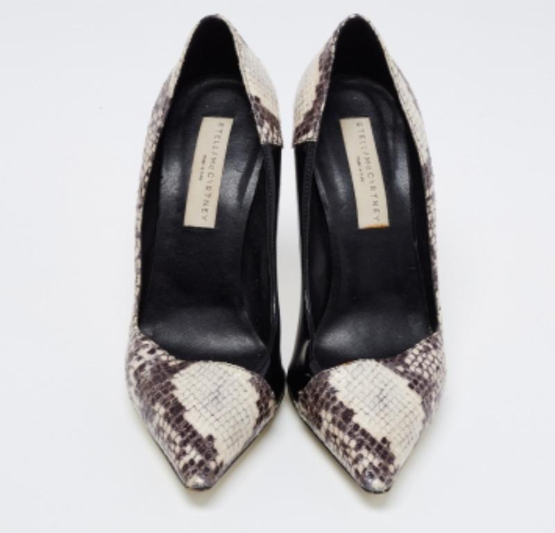 Stella McCartney Escarpins D'orsay en faux vernis et cuir gaufré Taille 38.5 Bon état - En vente à Dubai, Al Qouz 2