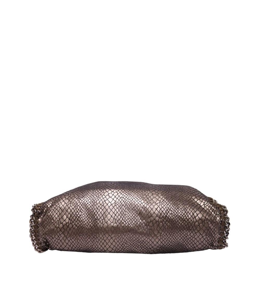 Stella McCartney Falabella Tote aus geprägtem Kunstpython-Leder, mit zwei Kettengriffen, Druckverschluss und einer Innentasche.

MATERIAL: Leder
Hardware: Silber
Höhe: 47cm
Breite: 43cm
Tiefe: 14cm
Griffabfall: 21cm
Allgemeiner Zustand: Gut
Innerer