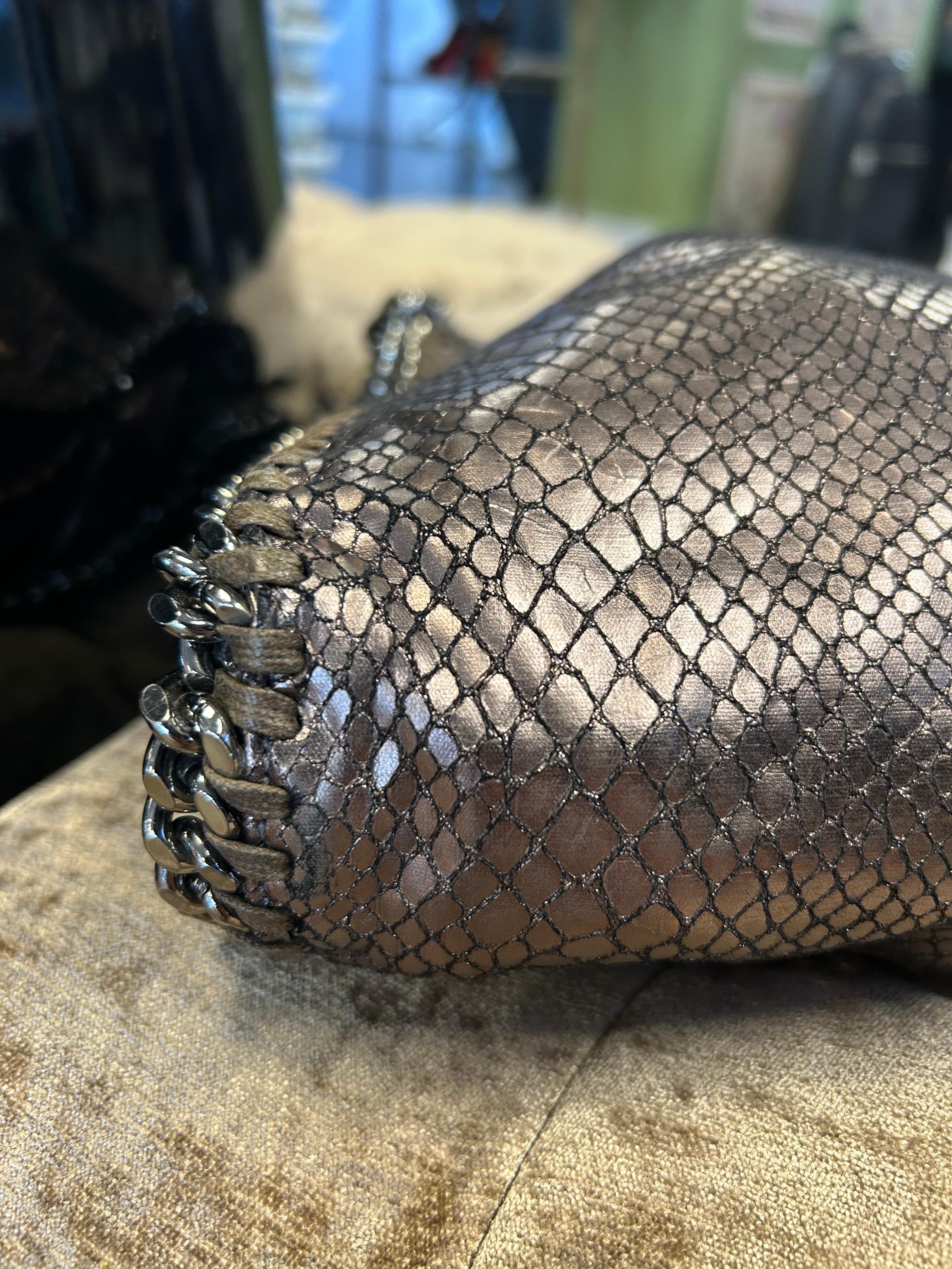 Stella McCartney Falabella Tote aus geprägtem Leder mit Pythonprägung aus Kunstleder im Angebot 3