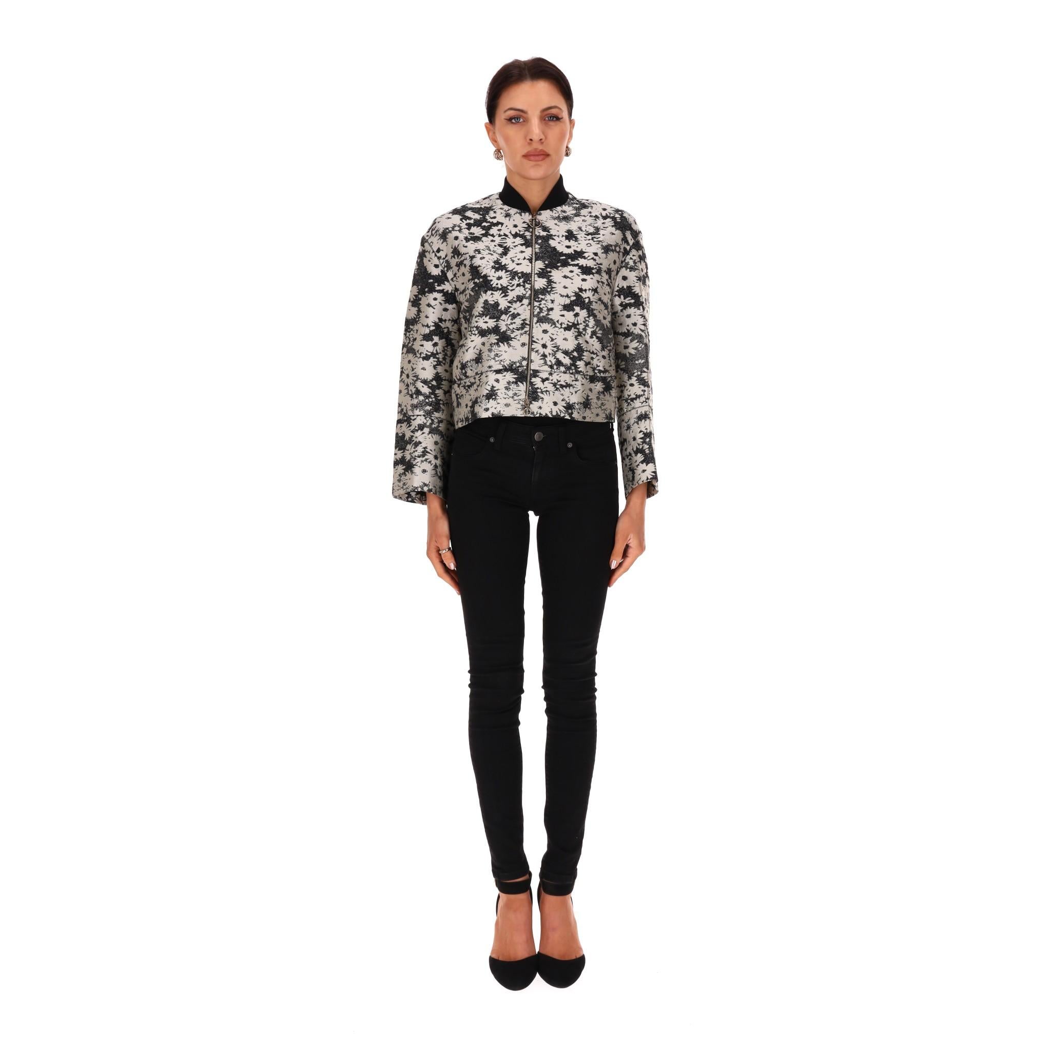 Bomber in jacquard floreale Stella McCartney

Giacca nera con motivo floreale all-over in grigio chiaro.

Caratterizzato da chiusura centrale con zip, silhouette dritta e colletto nero a coste.

Prezzo di listino circa 490 euro

Taglia -