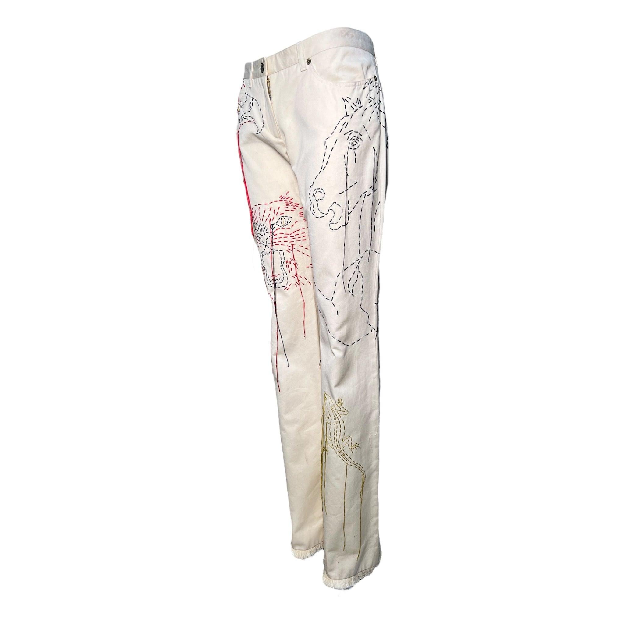 Stella McCartney für Chloé S/S 2000 Elfenbeinfarbene bestickte Tierjeans, limitierte Auflage.  Absichtlich unvollendete Tierstickerei, die einen Panther, eine Eidechse, ein Pferd und einen Vogel darstellt. Die Stickgarne sind in einem echten Rot,