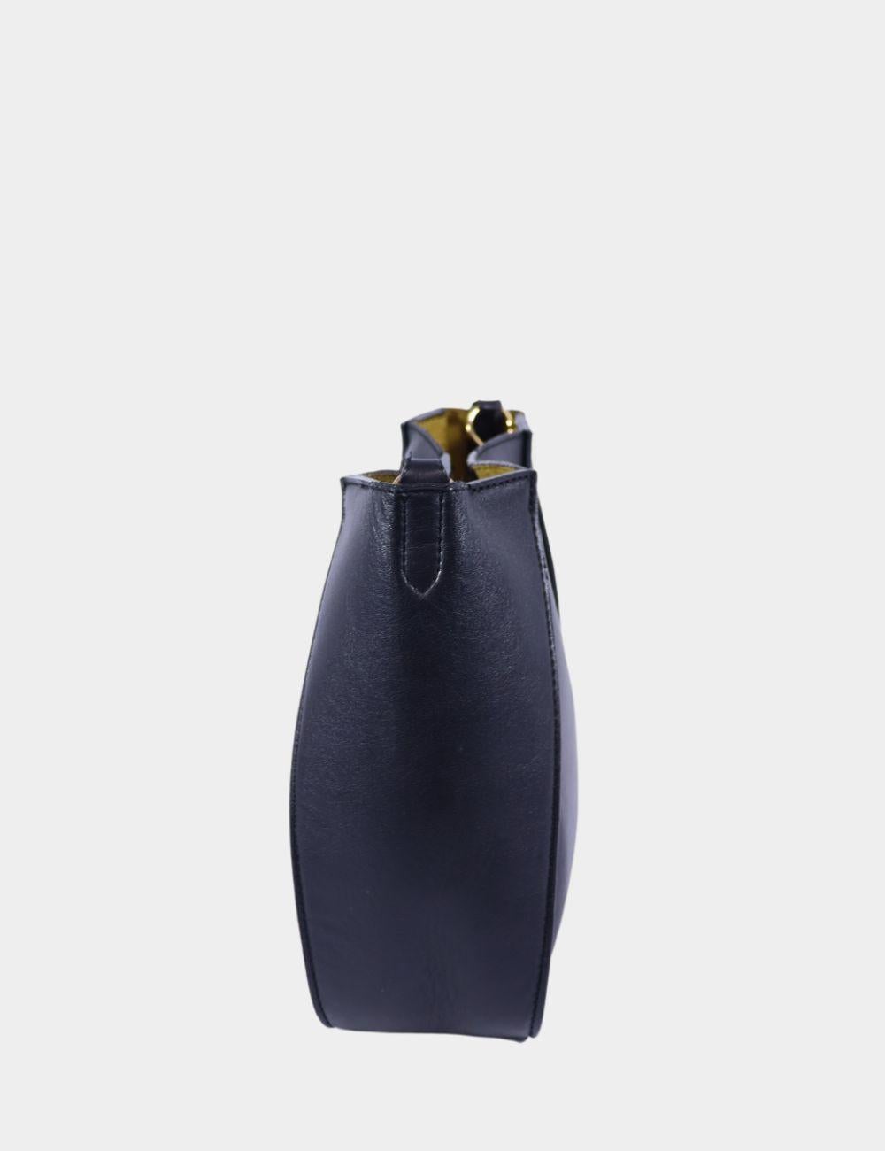 Borsa a tracolla traforata con logo Stella McCartney - Nera con tracolla con logo

Eleva i tuoi accessori quotidiani con questa borsa a tracolla nera di Stella McCartney, un mix chic di funzionalità e moda. Realizzata in pelle vegana, questa borsa