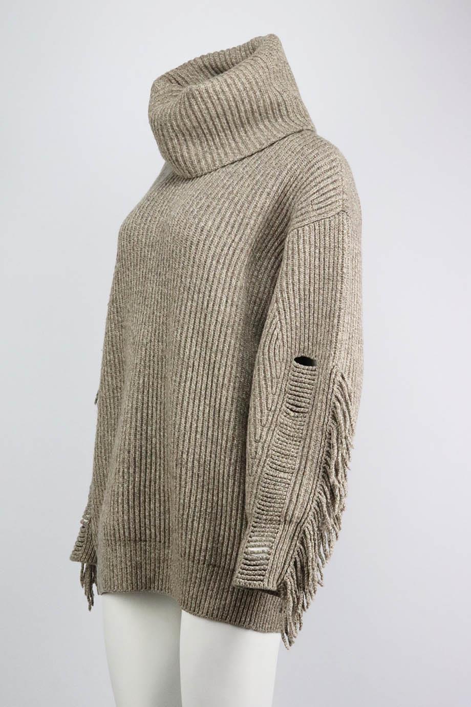 Questo maglione di Stella McCartney è realizzato in cashmere rigenerato misto a lana per garantire la massima morbidezza; le frange rifinite a mano sulle maniche riflettono l'energia giocosa della collezione. In misto cachemire beige. Si indossa con