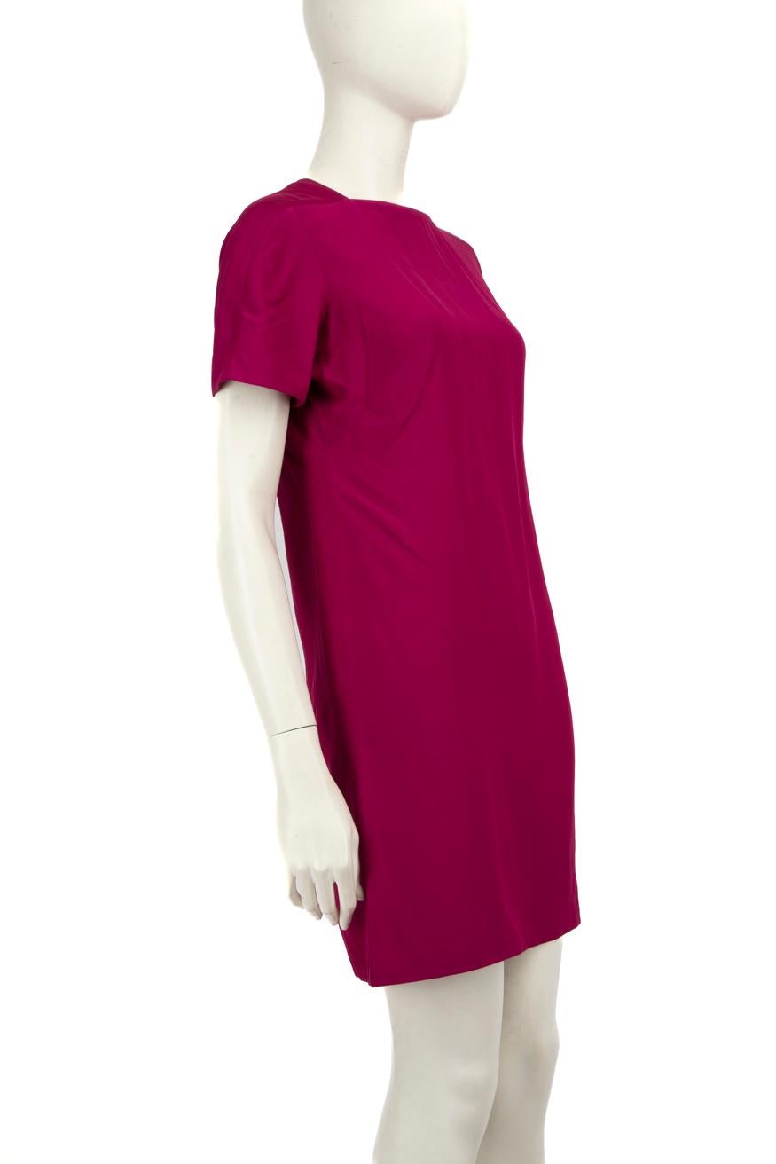 CONDIT ist sehr gut. Das Kleid weist minimale Gebrauchsspuren auf, das Label hat einen kleinen Fleck und die Nähte sind locker. Der Reißverschluss auf der Rückseite hat einige leichte Kratzer auf diesem gebrauchten Stella McCartney Designer
