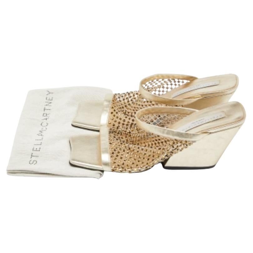 Diese Sandalen umrahmen Ihre Füße auf elegante Weise. Sie sind aus hochwertigen MATERIALEN gefertigt, haben ein edles Design und bequeme Innensohlen.