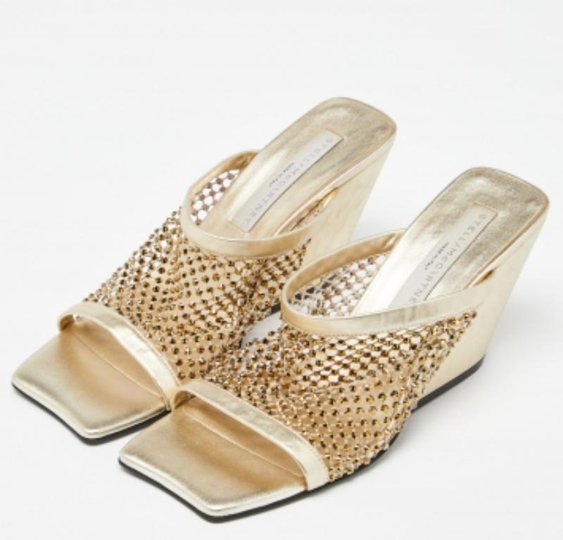 Stella McCartney Goldfarbene Slide-Sandalen aus Kunstleder mit Kristallverzierung Größe 38 im Zustand „Gut“ im Angebot in Dubai, Al Qouz 2