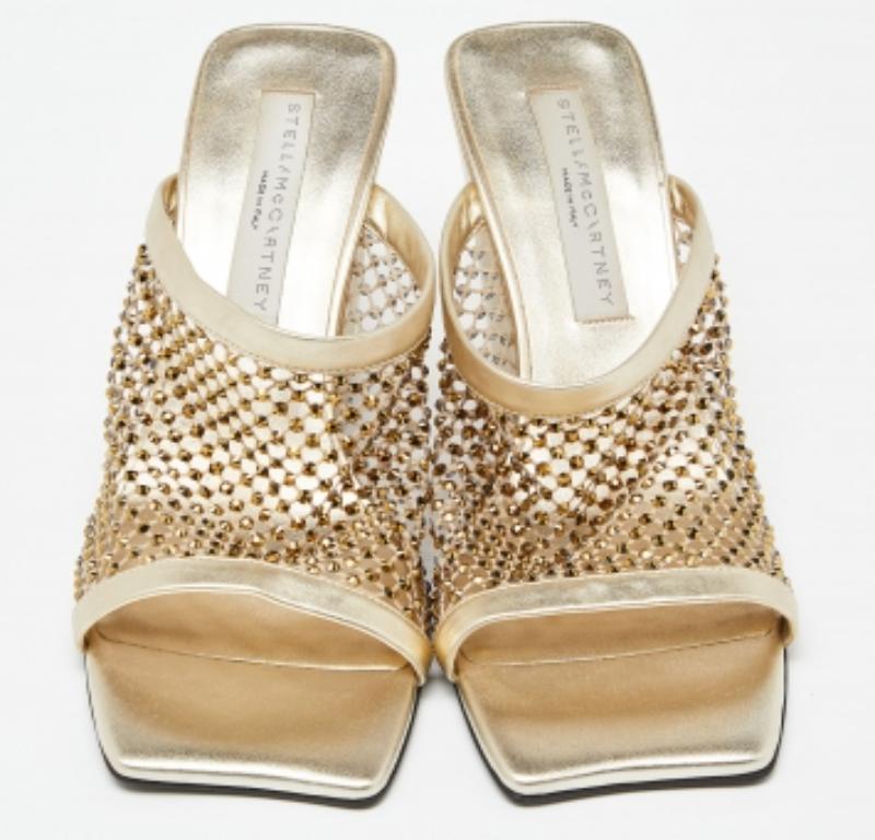 Stella McCartney Goldfarbene Slide-Sandalen aus Kunstleder mit Kristallverzierung Größe 38 Damen im Angebot