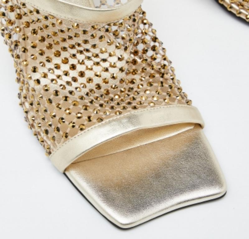 Stella McCartney Goldfarbene Slide-Sandalen aus Kunstleder mit Kristallverzierung Größe 38 im Angebot 1