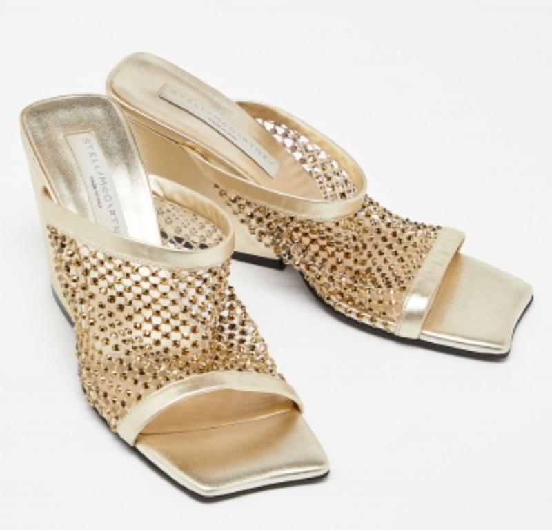 Stella McCartney Goldfarbene Slide-Sandalen aus Kunstleder mit Kristallverzierung Größe 38 im Angebot 2