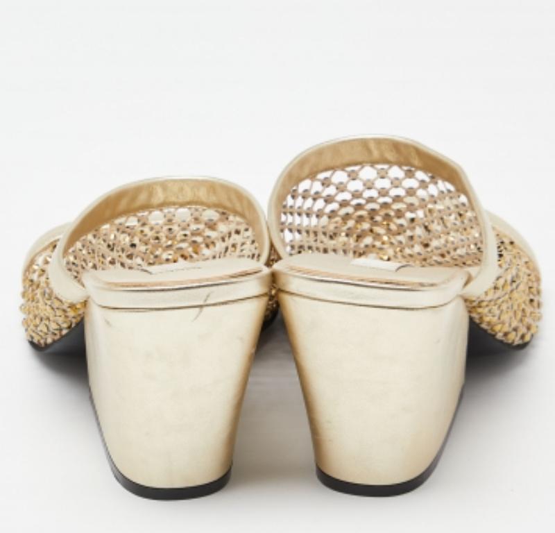 Stella McCartney Goldfarbene Slide-Sandalen aus Kunstleder mit Kristallverzierung Größe 38 im Angebot 3