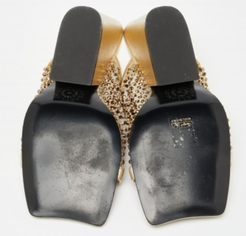 Stella McCartney Goldfarbene Slide-Sandalen aus Kunstleder mit Kristallverzierung Größe 38 im Angebot 4