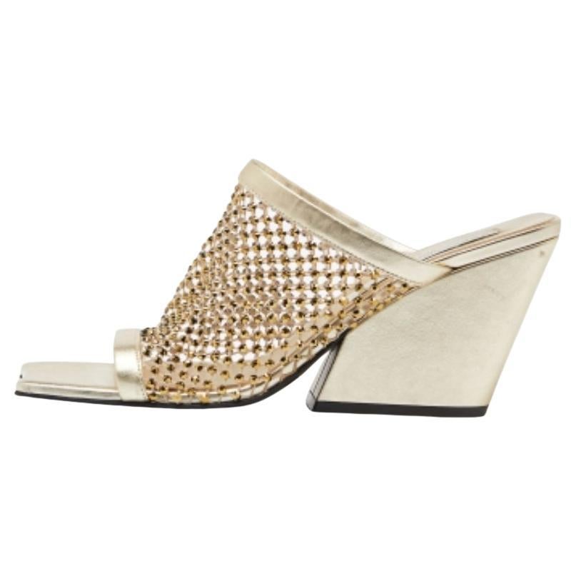 Stella McCartney Goldfarbene Slide-Sandalen aus Kunstleder mit Kristallverzierung Größe 38 im Angebot