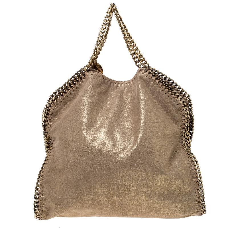 This Falabella shopper tote from Stella McCartney will make the dream of countless women come true. Crafted from leather, it is durable and stylish. While the chain detailing elevates its beauty, the fabric-lined interior will dutifully hold all