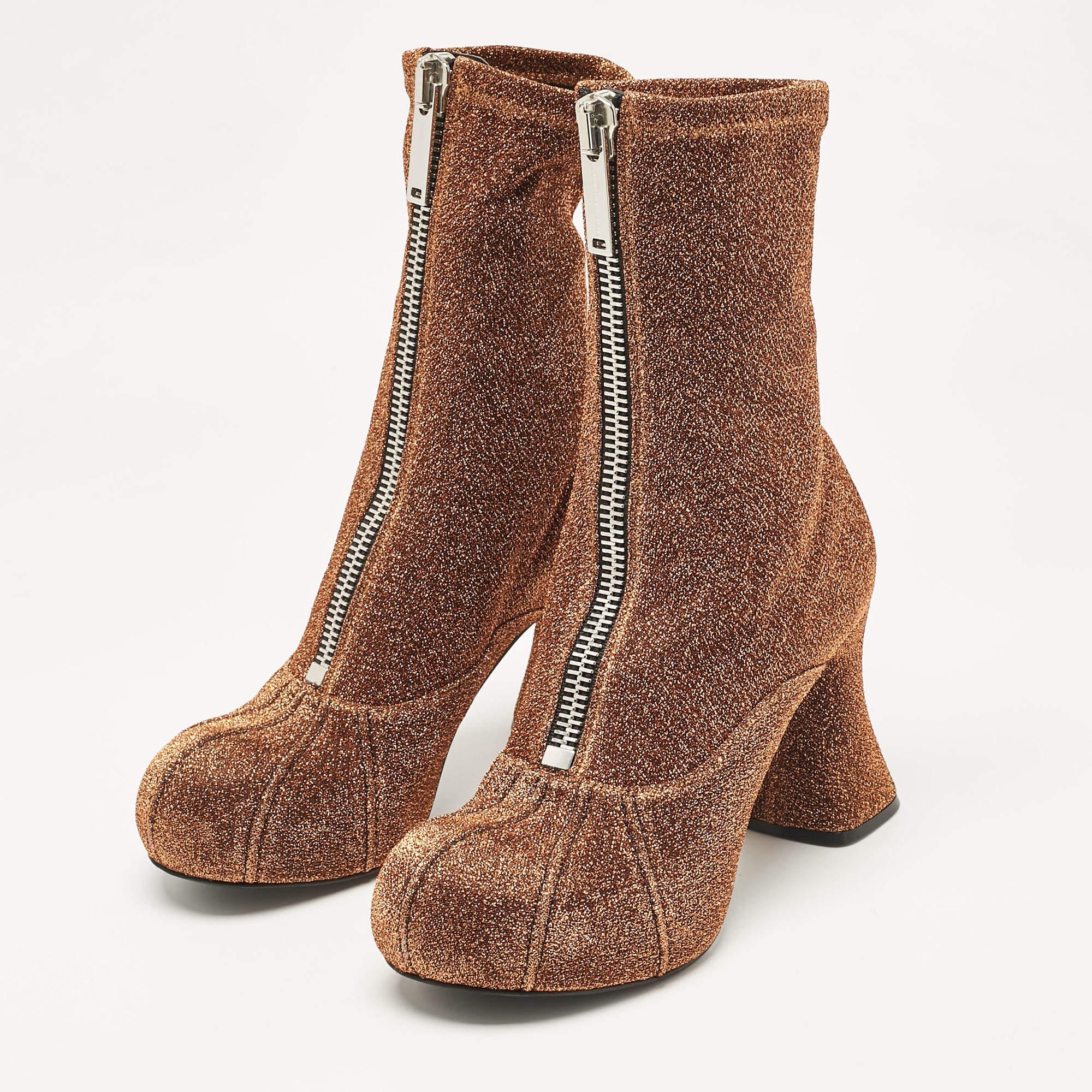 Méticuleusement conçues dans une silhouette élégante, ces bottes sont d'un grand style. Elles sont dotées de semelles intérieures confortables et de semelles extérieures durables pour vous durer toute la vie. Ces bottes sont tout simplement