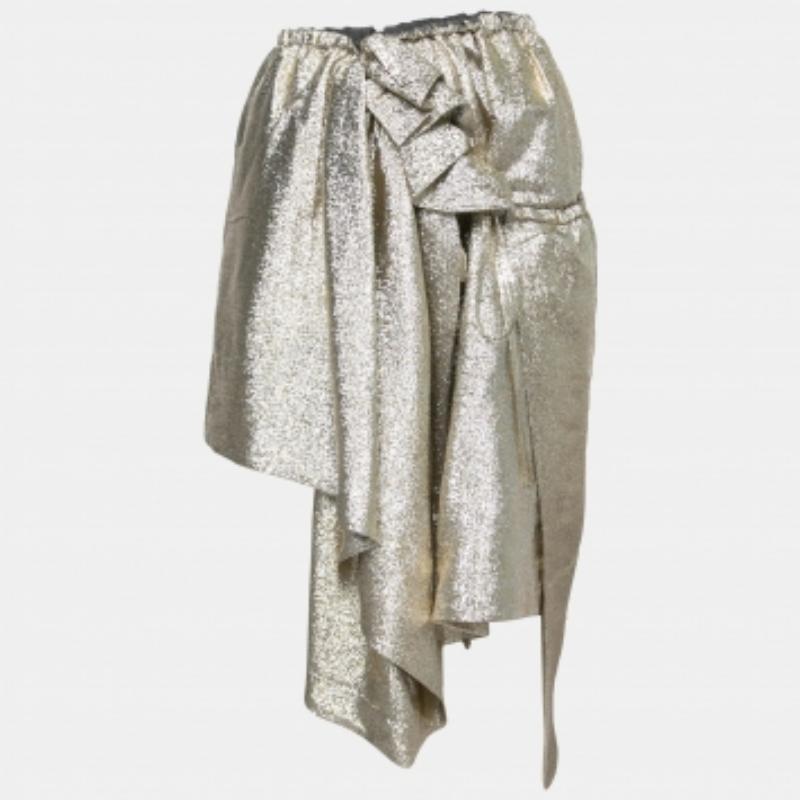 Assurez-vous d'avoir de la place dans votre garde-robe pour cette fabuleuse jupe Brynn de Stella McCartney. Fabrice en tissu lurex doré, cette jupe présente une coupe asymétrique et des fronces. L'un des indispensables de votre collection de