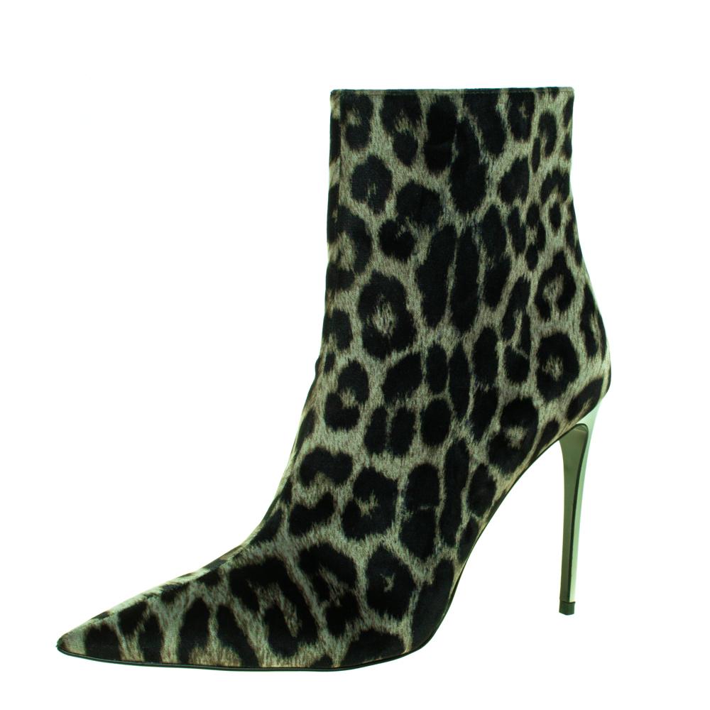 These chic booties by Stella McCartney are a staple for a fashionista like you. Crafted from velvet, it features animal print, pointed toes, and zipper closure. They are set on 10 cm stiletto heels and exude the Italian craftsmanship in