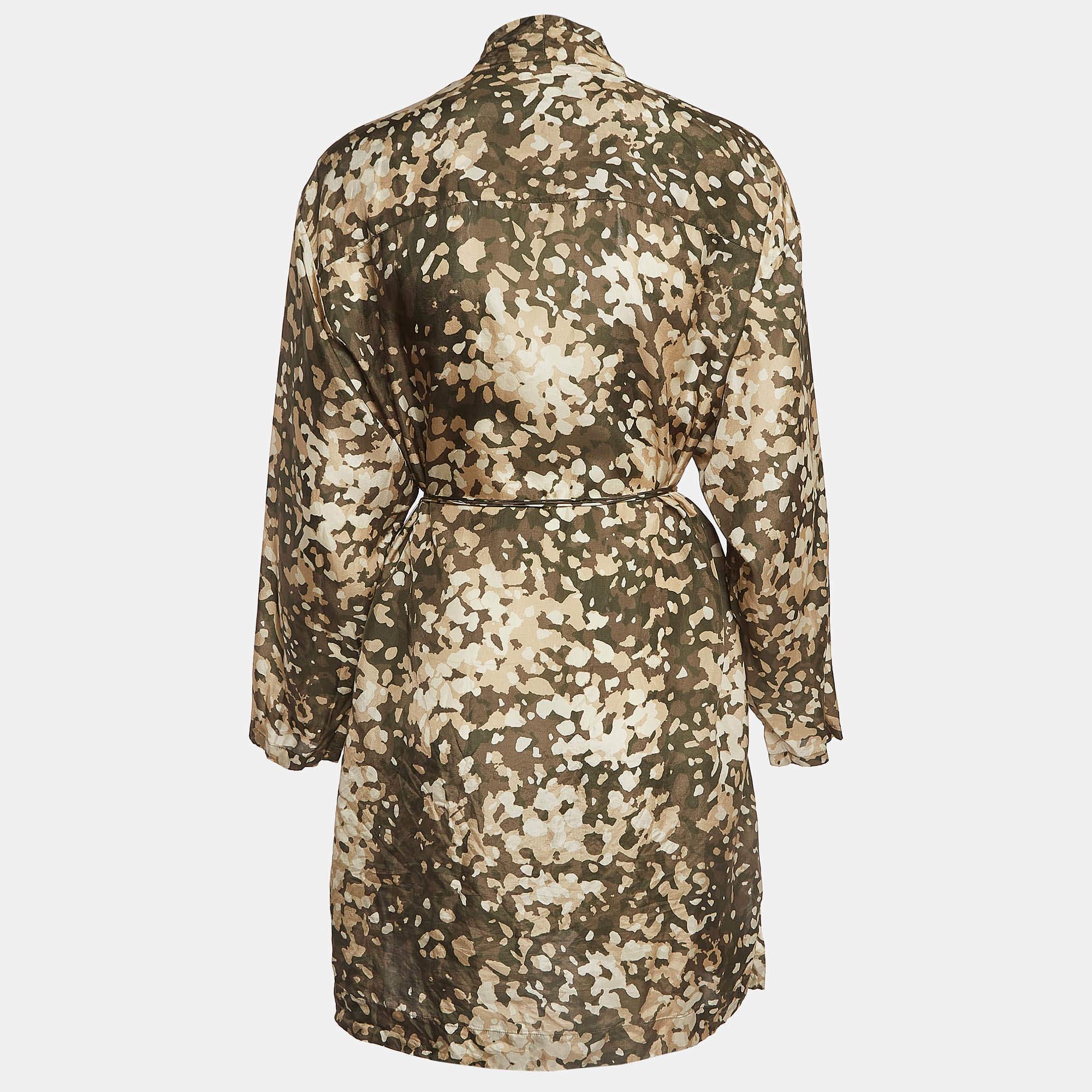 Cette robe de créateur est un vêtement chic et stylé qui respire l'élégance et la sophistication. Avec son design élégant, sa silhouette flatteuse et sa confection de haute qualité, cette robe est parfaite pour toute occasion spéciale ou soirée,