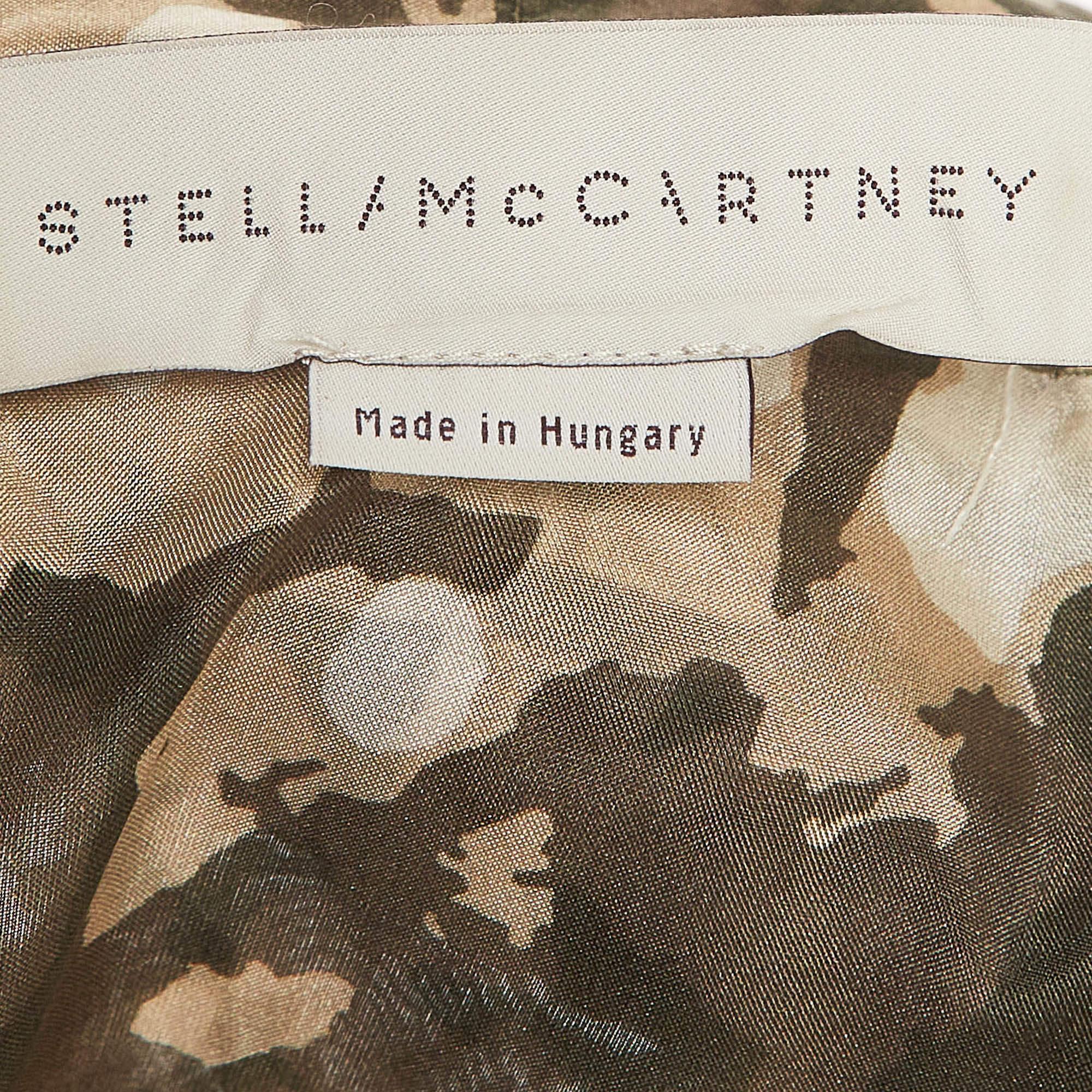 Stella McCartney - Mini robe en soie imprimée camouflage vert S Bon état - En vente à Dubai, Al Qouz 2