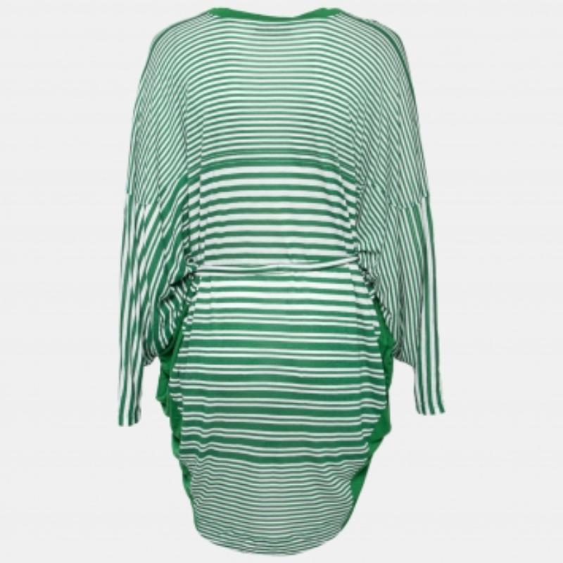 Affichez un look élégant en portant cette magnifique robe. Taillée dans un tissu fin, cette robe vaut le coup d'être achetée.
