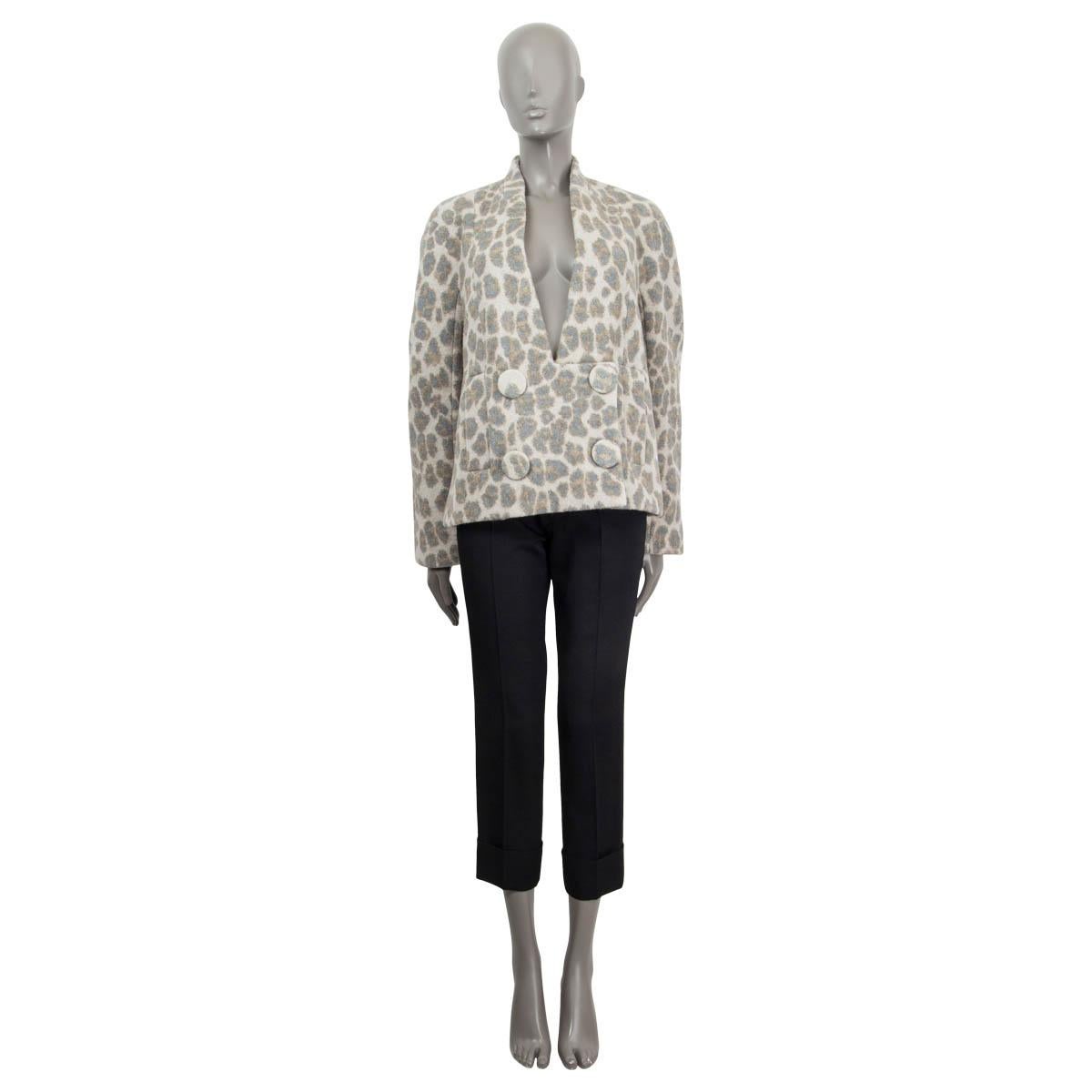 100% autentica giacca doppiopetto leopardata di Stella McCartney in lana grigia, beige e marrone (78%), poliammide (20%) ed elastan (2%). Foderato in viscosa grigia (50%) e cotone (50%). Si apre con due grandi bottoni di lana sul davanti. Presenta