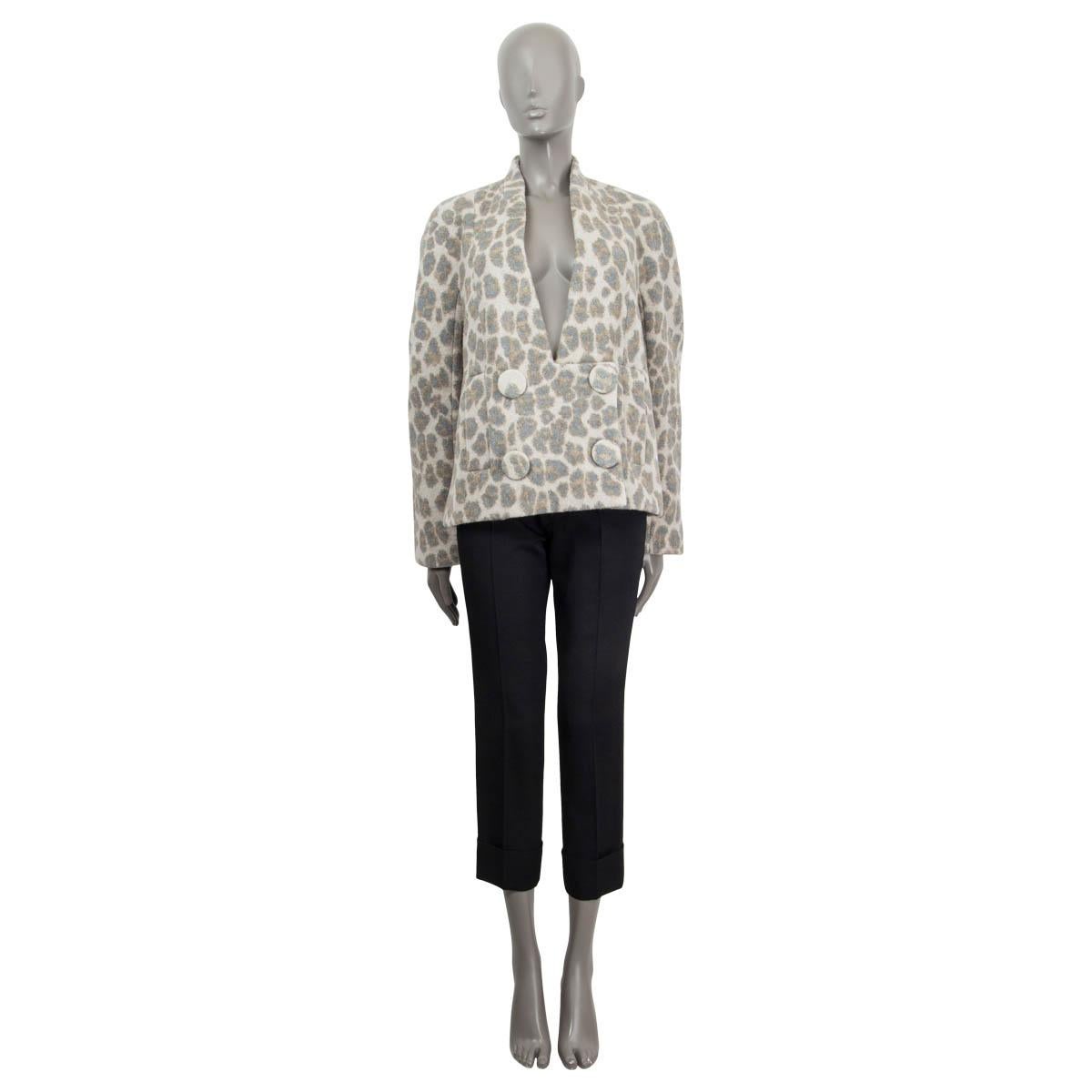 100% authentische Stella McCartney Zweireiher-Leopardenjacke aus grauer, beiger und brauner Wolle (78%), Polyamid (20%) und Elastan (2%). Gefüttert mit grauer Viskose (50%) und Baumwolle (50%). Wird mit zwei großen Wollknöpfen auf der Vorderseite