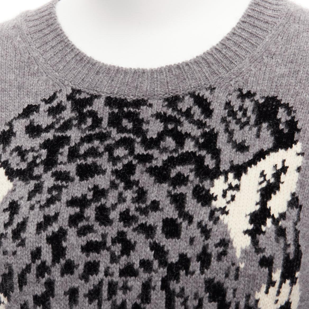 STELLA MCCARTNEY Graues, schwarzes, cremefarbenes, Leoparden-Intarsien-Strickkleid mit Rundhalsausschnitt im Angebot 3