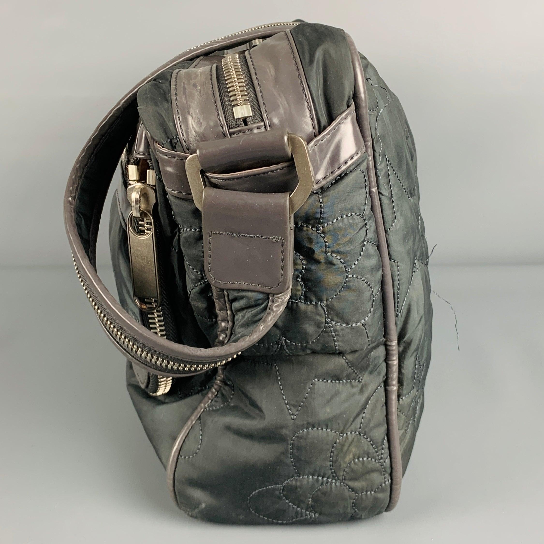 STELLA McCARTNEY Graue bestickte Nylon-Kreuzkörper-Handtasche im Angebot 1