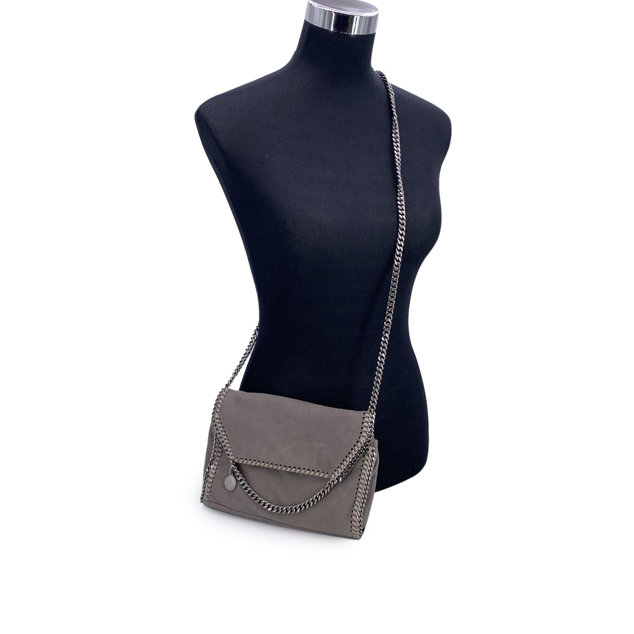 Scopri la perfetta fusione di stile e sostenibilità con la borsa a tracolla Falabella in tela grigia di Stella McCartney. Realizzata in ecologica ecopelle scamosciata, questa borsa incarna l'impegno dello stilista per il lusso senza compromessi.