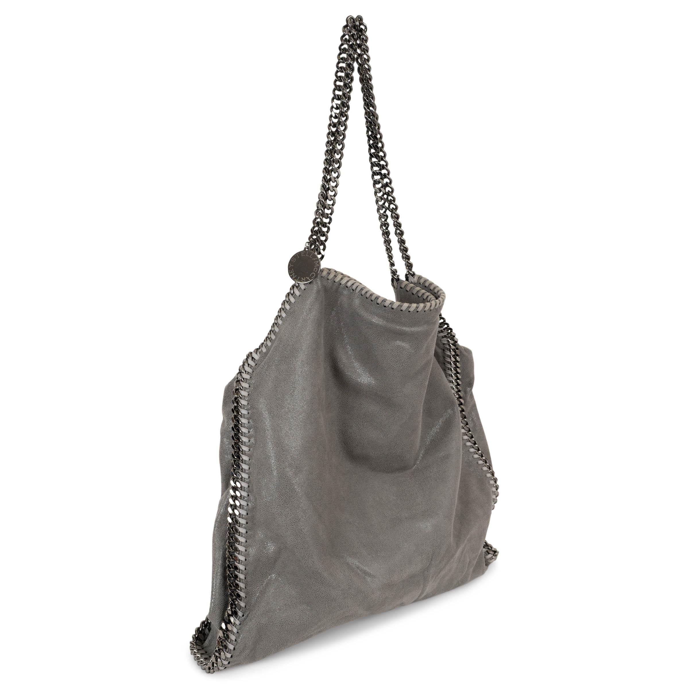 Ce fourre-tout 100% Stella McCartney Falabella Large fold-over en tissu vegan gris mat Shaggy Deer présente un grain semi-brillant et la chaîne à losanges en ruthénium emblématique de la maison, fabriquée à partir de laiton et d'aluminium recyclés.