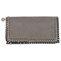 Stella McCartney Falabella-Brieftasche aus grauem Wildlederimitat