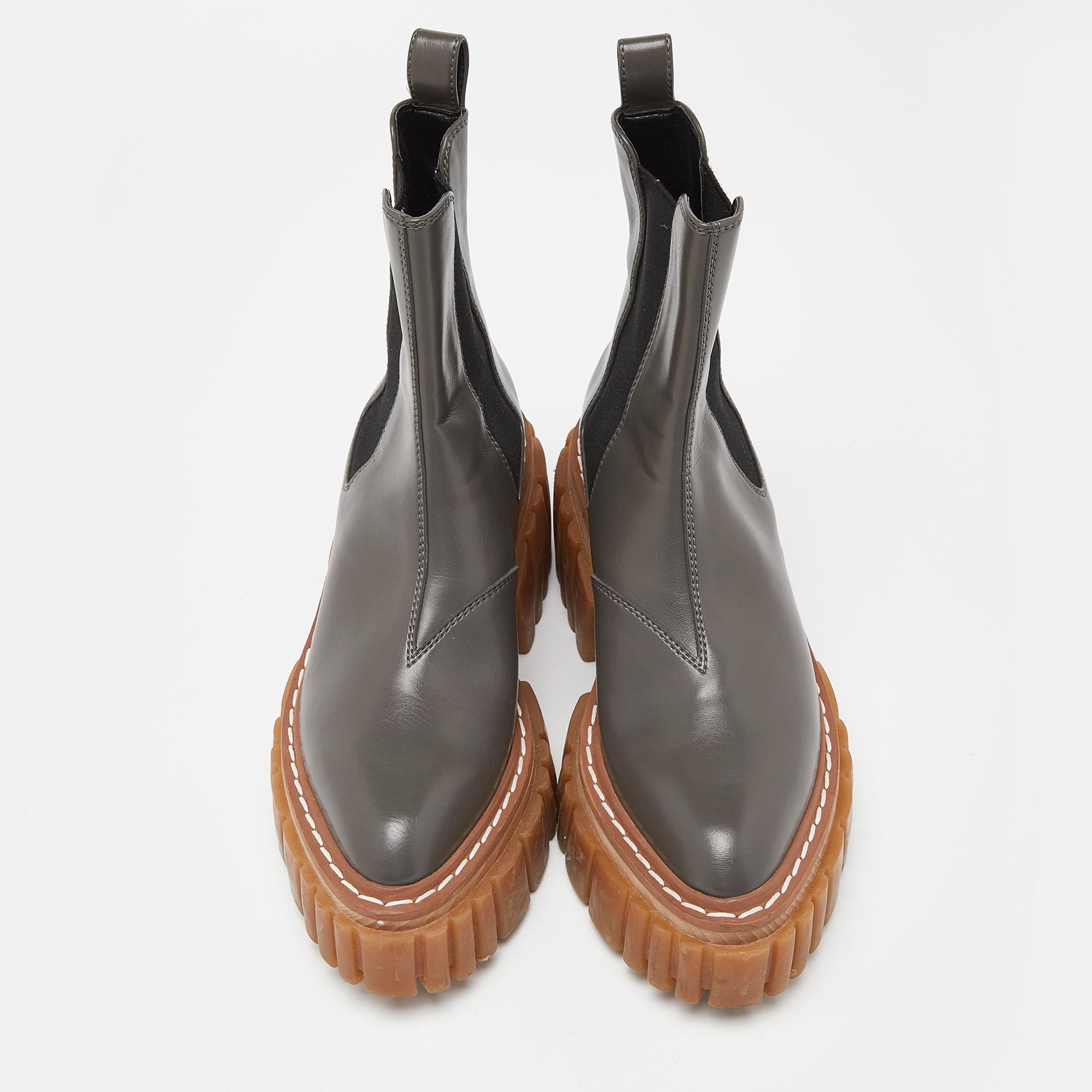 Méticuleusement conçues dans une silhouette élégante, ces bottes ont du style. Elles sont dotées de semelles intérieures confortables et de semelles extérieures durables pour vous durer toute la vie. Ces bottes sont tout simplement incroyables, et