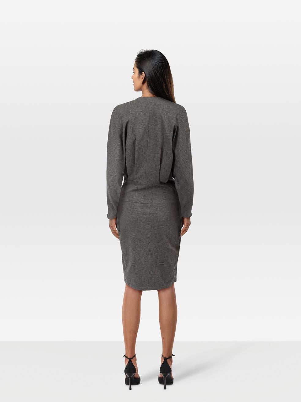 CONDITION is Very Good. Hardly any visible wear to the dress is evident on this used Stella McCartney designer resale item.
 
 Details
 
 
 Grey
 
 Viscose
 
 Dress
 
 Knee length
 
 Long sleeves
 
 V neck
 
 Body hugging
 
 2x Side pockets
 
