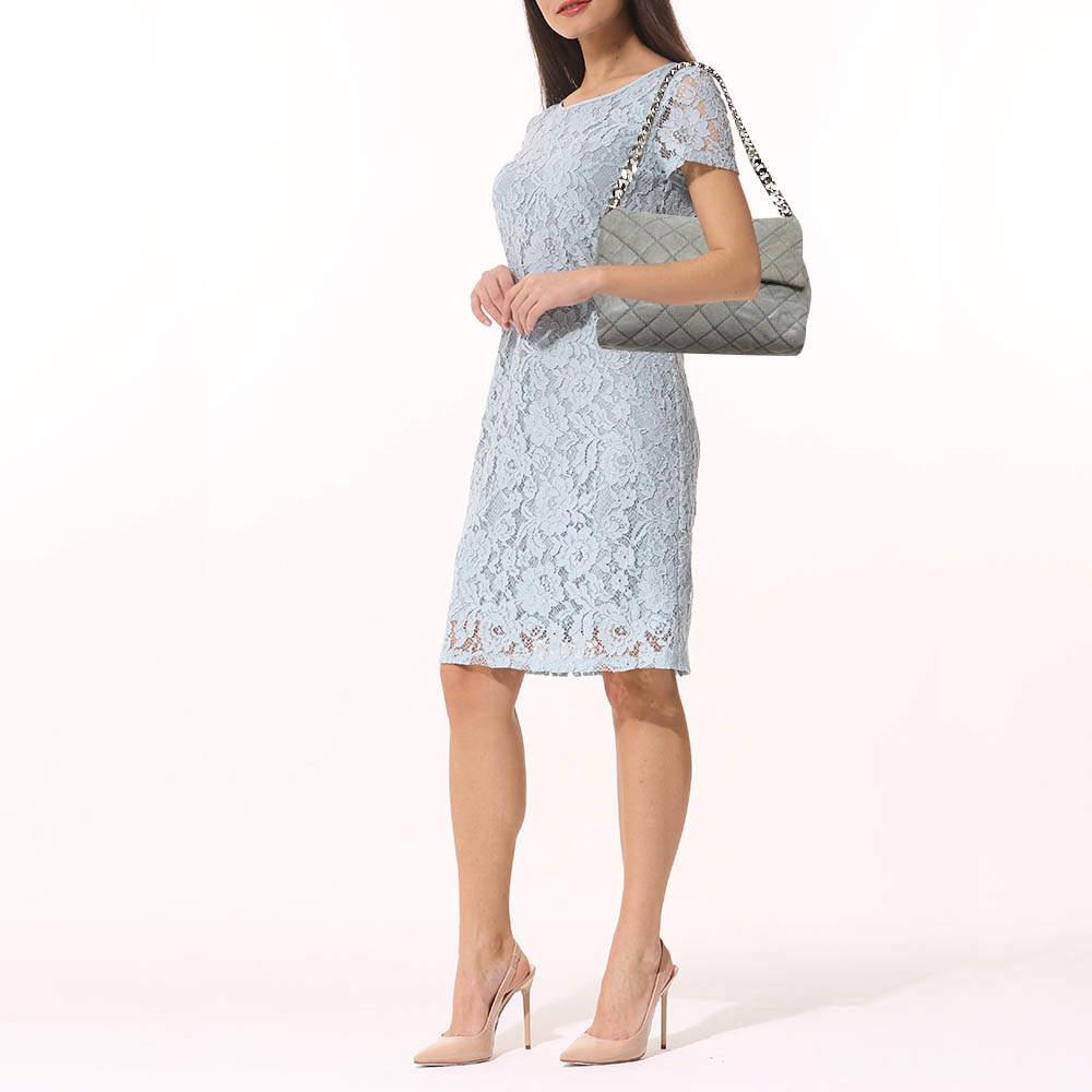 Los bolsos de diseño son compañeros ideales para muchas ocasiones Aquí tenemos una pieza que aúna moda y funcionalidad, elaborada con precisión. Está equipado con un interior bien dimensionado en el que caben fácilmente tus pequeños objetos