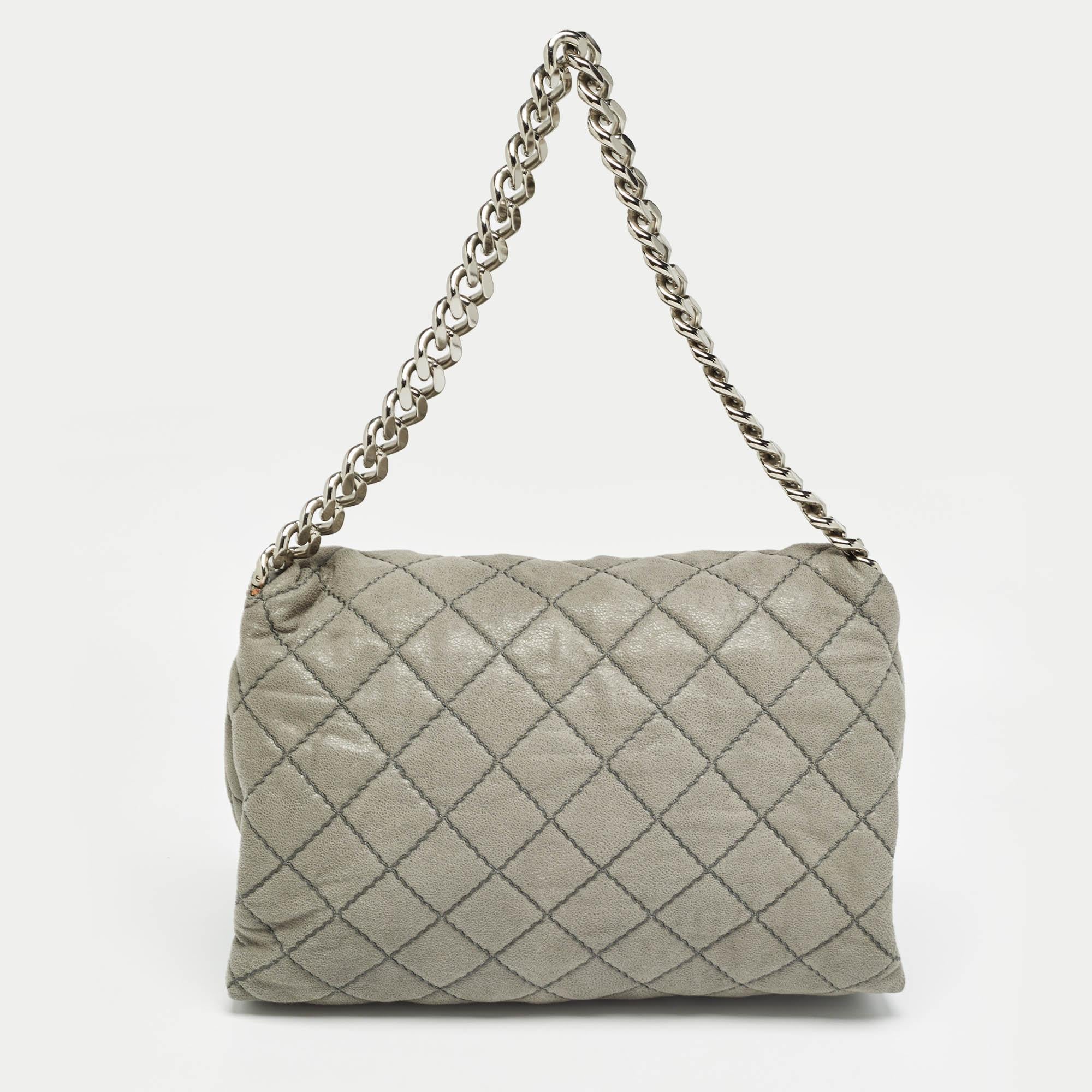 Stella McCartney Bolso Beckett de ante sintético acolchado gris en Bastante bueno Estado en Dubai, Al Qouz 2