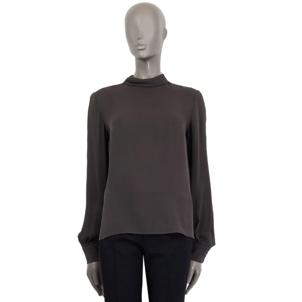 authentic Stella McCartney long sleeve blouse in charcoal silk (100%). Opens with a zipper on the back. Has been worn with a very faint deodorant stain on the right armpit. Overall in very good condition. 

Tag Size 40
Size S
Shoulder Width 41cm