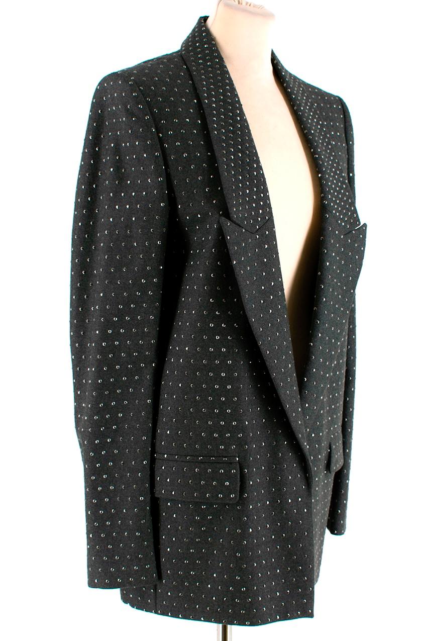 Stella McCartney Grey Studded Wool Single Breast Blazer Jacket 

-Schöne facettierte Nieten Oberfläche 
-Luxuriöse weiche Wolle Textur 
-Klassisch eleganter Schnitt 
-Tiefes Dekolleté Stil  
-Neutraler Grauton für einfaches Styling 
-Verdeckter