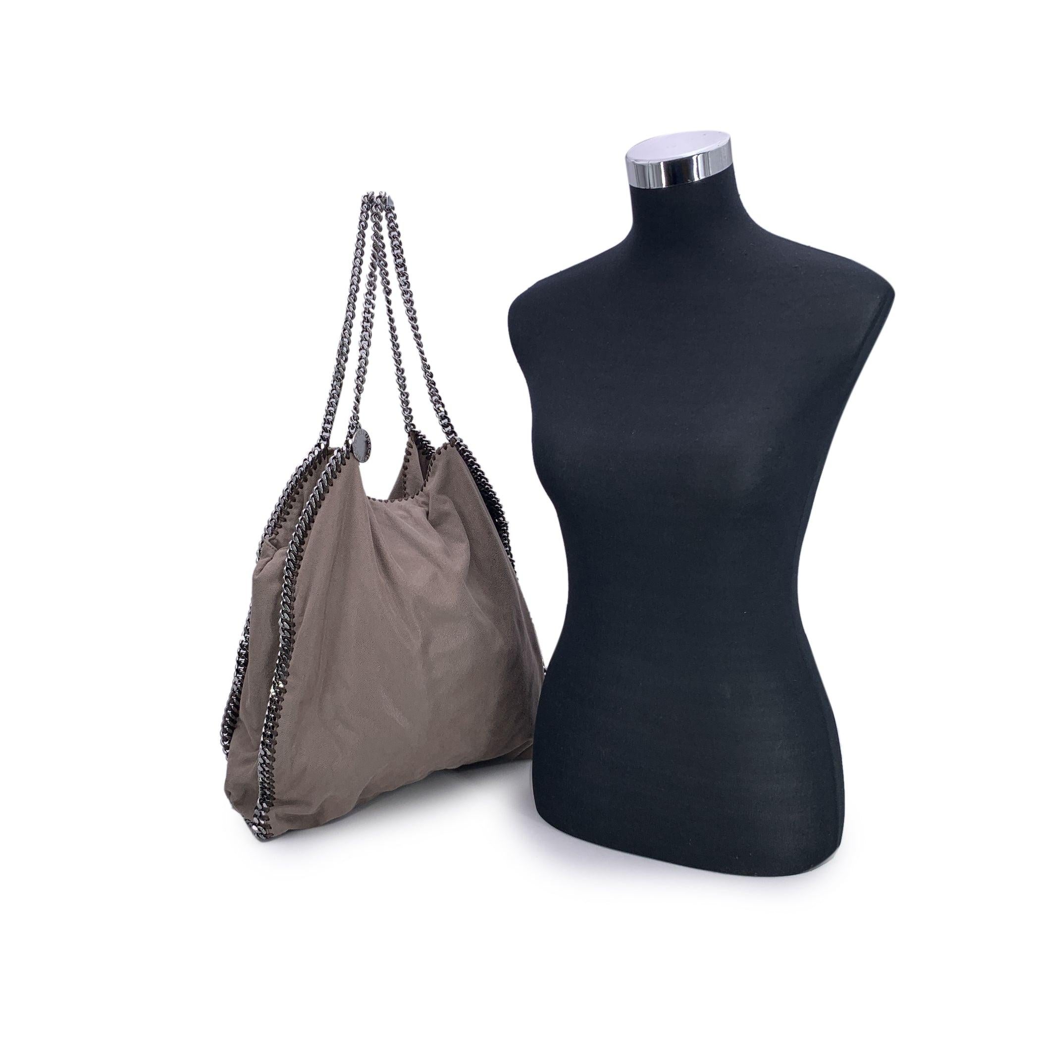 Adopta el lujo ecológico con el icónico bolso Tote grande Baby Bella de Stella McCartney, una asombrosa mezcla de estilo contemporáneo y artesanía sostenible. Fabricado con ante sintético respetuoso con el medio ambiente, este bolso ofrece una