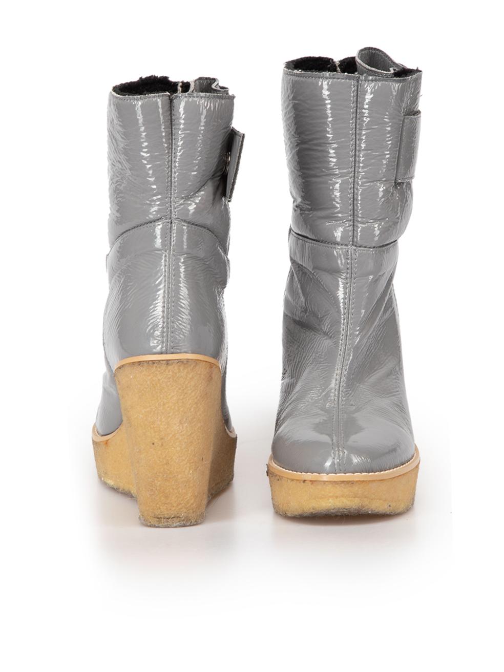 Stella McCartney Gris Vegan Patent Faux Shearling Wedge Boots Size IT 37 Bon état - En vente à London, GB