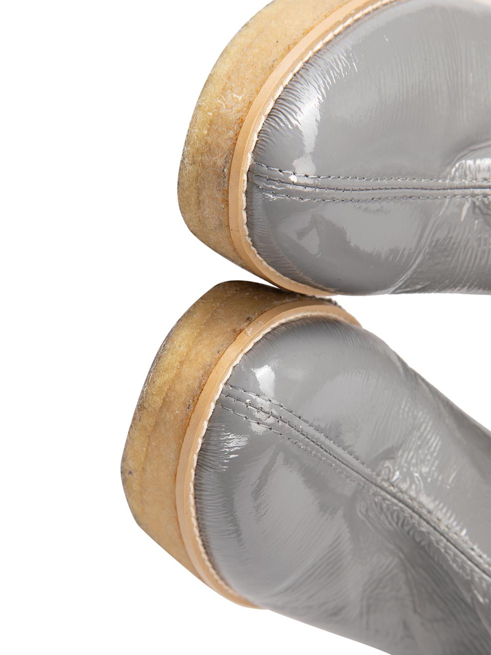 Stella McCartney Gris Vegan Patent Faux Shearling Wedge Boots Size IT 37 en vente 1