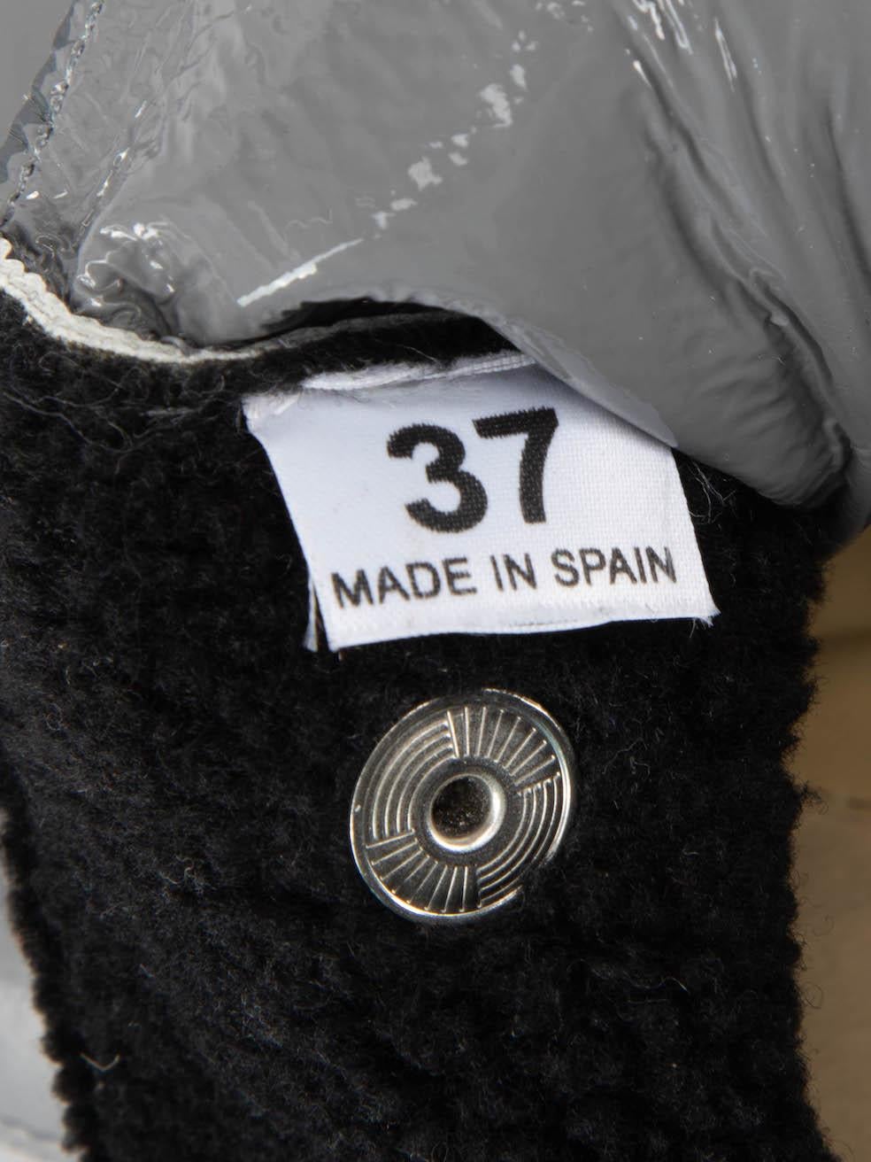 Stella McCartney Gris Vegan Patent Faux Shearling Wedge Boots Size IT 37 en vente 3