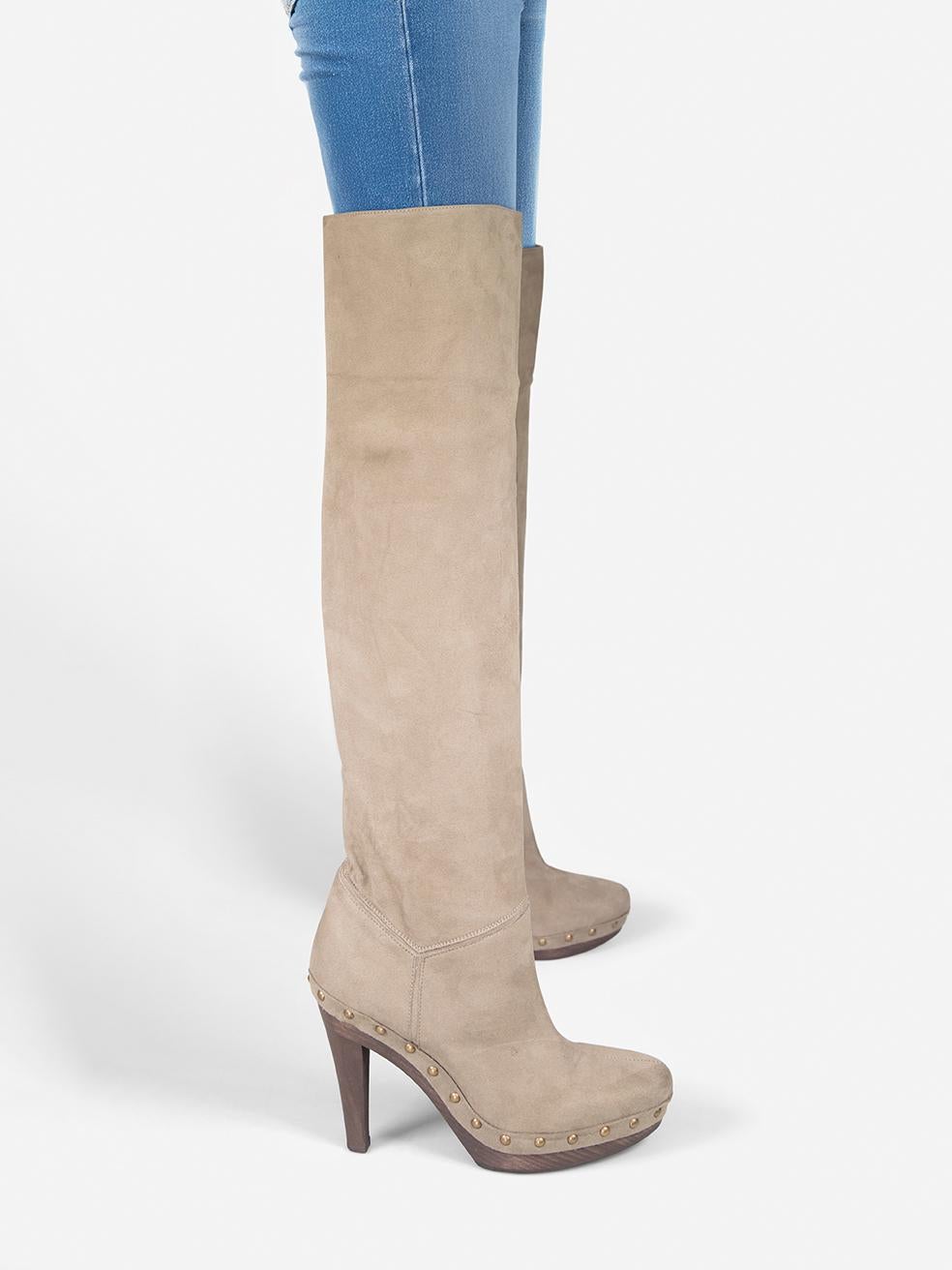 L'ÉTAT est très bon. L'usure des bottes est minime. Abrasion / marques sur les deux côtés des deux chaussures et les deux embouts sur ce Stella McCartney designer occasion de revente.
 
 Détails
 
 
 Gris
 
 Daim végétal
 
 Bottes
 
 Au-dessus du
