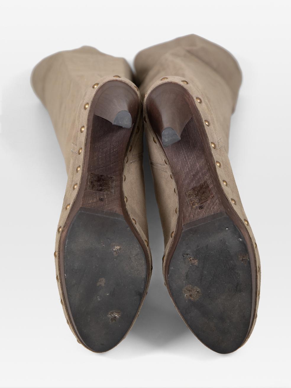 Stella McCartney - Bottes cloutées en daim végétal gris, taille IT 38 Bon état - En vente à London, GB
