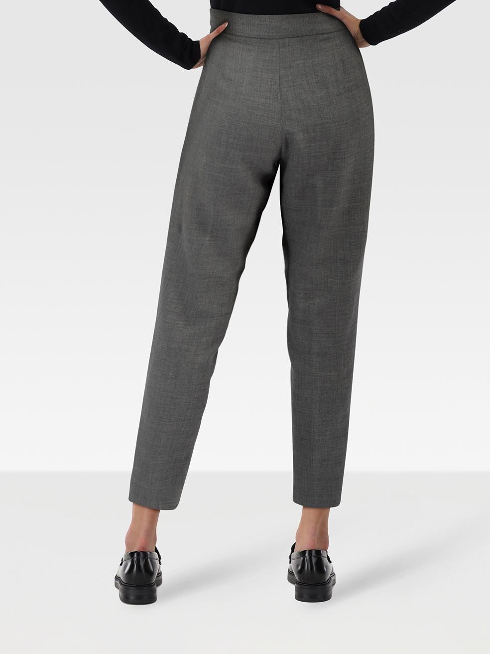 CONDIT ist sehr gut. Die Hose weist nur minimale Gebrauchsspuren auf. Rupfen am Gewebe vorne links und vorne rechts unterhalb des Bunds bei diesem gebrauchten Stella McCartney Designer-Wiederverkaufsartikel.
 
 Einzelheiten
 
 
 Grau 
 
 Wolle
 
