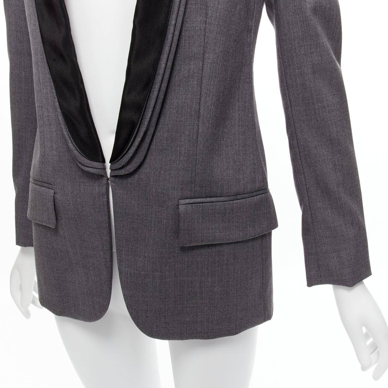 Stella McCartney, blazer aderente con tasca a scialle in lana grigia a triplo strato IT36 XXS
Riferimento: LNKO/A02177
Marchio: Stella McCartney
Designer: Stella McCartney
Collezione: 2011
Materiale: Lana, Viscosa
Colore: Grigio, Nero
Modello: Tinta